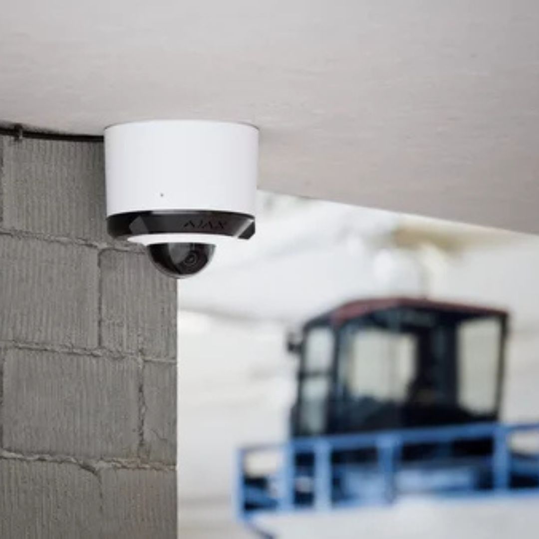 Ajax Aluminiumgehäuse zum Anschluss von Kabeln von IP-Kameras, mit IP66-Schutz und praktischer Montage an Wand oder Decke.