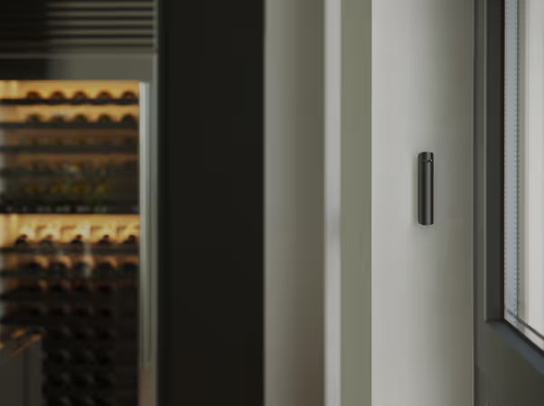 O Ajax GlassProtect é um detector de quebra de vidro sem fios, desenvolvido para reforçar a proteção de janelas e superfícies envidraçadas contra tentativas de intrusão. Compatível com sistemas de alarme Ajax, opera através da tecnologia 868MHz Jeweller, garantindo comunicação segura e estável.