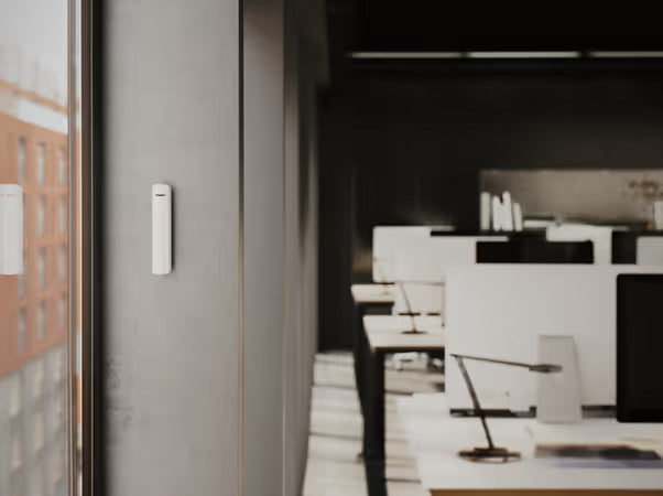 O Ajax GlassProtect é um detector de quebra de vidro sem fios, desenvolvido para reforçar a proteção de janelas e superfícies envidraçadas contra tentativas de intrusão. Compatível com sistemas de alarme Ajax, opera através da tecnologia 868MHz Jeweller, garantindo comunicação segura e estável.