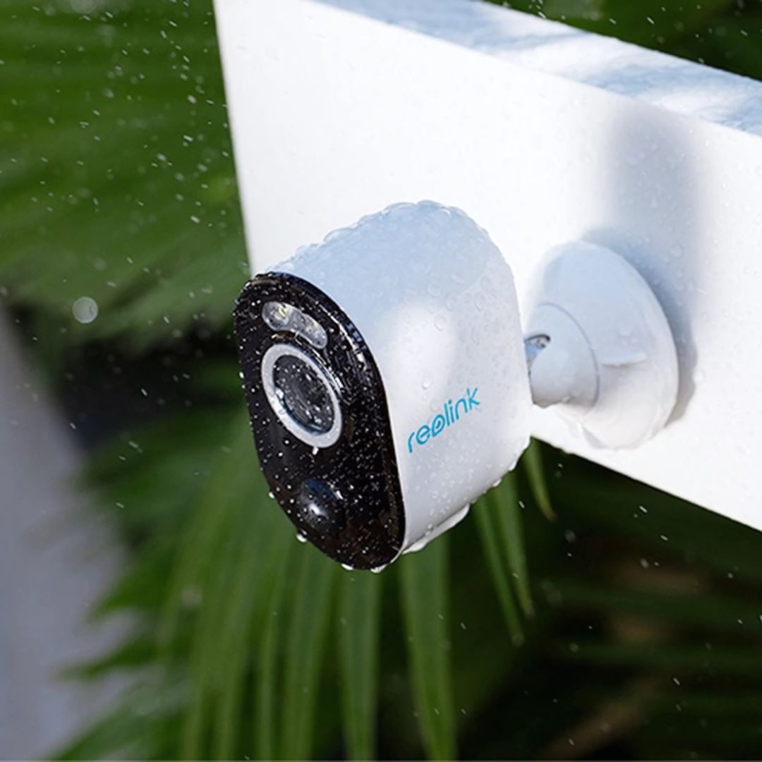 Proteja a sua casa ou empresa com este kit completo, que inclui a câmara Reolink Argus B330 e um painel solar dedicado. Com resolução 2K+ (5MP), visão noturna a cores, deteção inteligente de pessoas e veículos e total independência de fios ou bases, este sistema oferece segurança de última geração com uma instalação simples e flexível.
A bateria recarregável integrada e o painel solar asseguram um funcionamento contínuo e sustentável, mesmo em locais sem acesso à eletricidade.