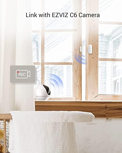 O EZVIZ T2C é um sensor compacto de abertura e fecho que verifica as tuas portas e janelas em tempo real. Se alguém tentar forçar a entrada, recebes um alerta imediato no telemóvel e ouves um alarme sonoro. Instalação simples com fita adesiva, sem fios nem ferramentas.