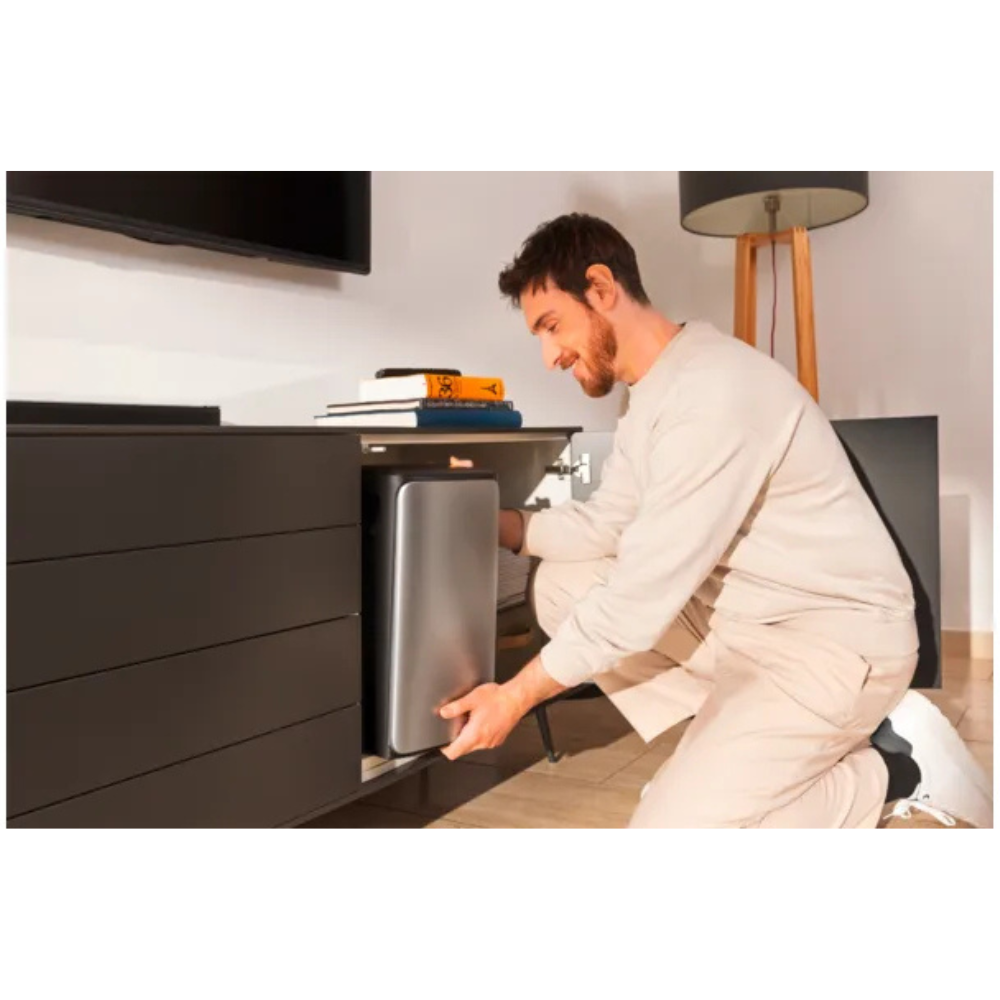 Com a bateria de armazenamento EcoFlow Stream AC, podes guardar o excedente de energia solar de forma eficiente e utilizá-lo sempre que necessitares. Estão disponíveis duas versões: a Stream AC, ideal para armazenar a energia solar produzida durante o dia e utilizá-la em casa à noite — embora funcione apenas quando ligada à rede elétrica. Já a Stream AC Pro permite alimentar dispositivos mesmo sem ligação à rede, seja durante falhas de energia ou em locais sem fornecimento elétrico. Assim, torna-se a escolh