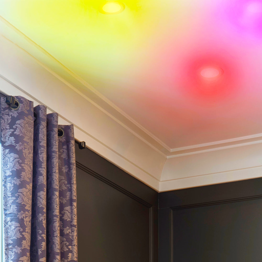 Smart LED Focus Smart Zigbee Smartify, allows adjustment between cool and warm whites, among 16M different colors, and also intensity regulation.