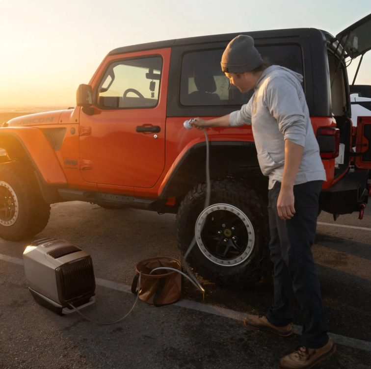 O EcoFlow Shower Kit é um chuveiro portátil leve, compacto e fácil de usar, ideal para camping, viagens e emergências, oferecendo até 1 hora de uso contínuo.