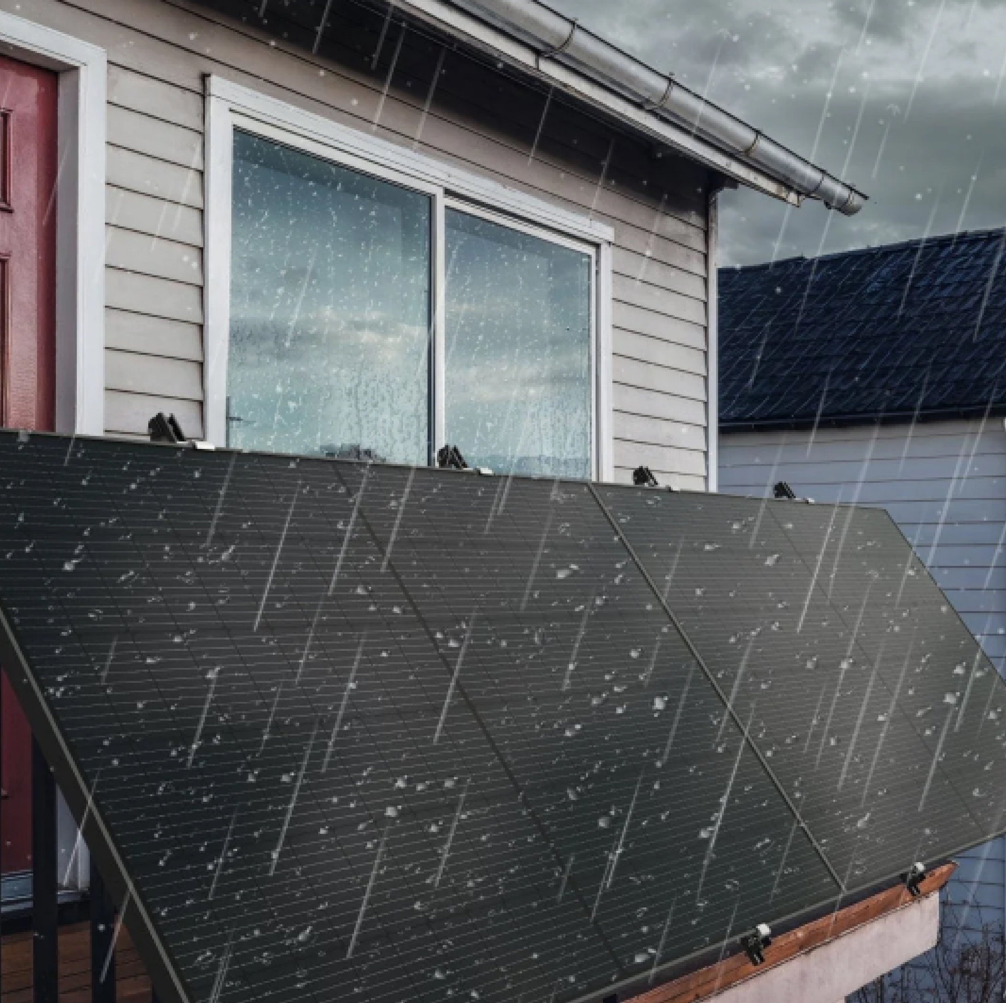 O Painel Solar Rígido EcoFlow 520W (2 un.) oferece alta eficiência bifacial, proteção IP68 e fácil instalação, ideal para varandas, telhados e uso externo em diversas condições.