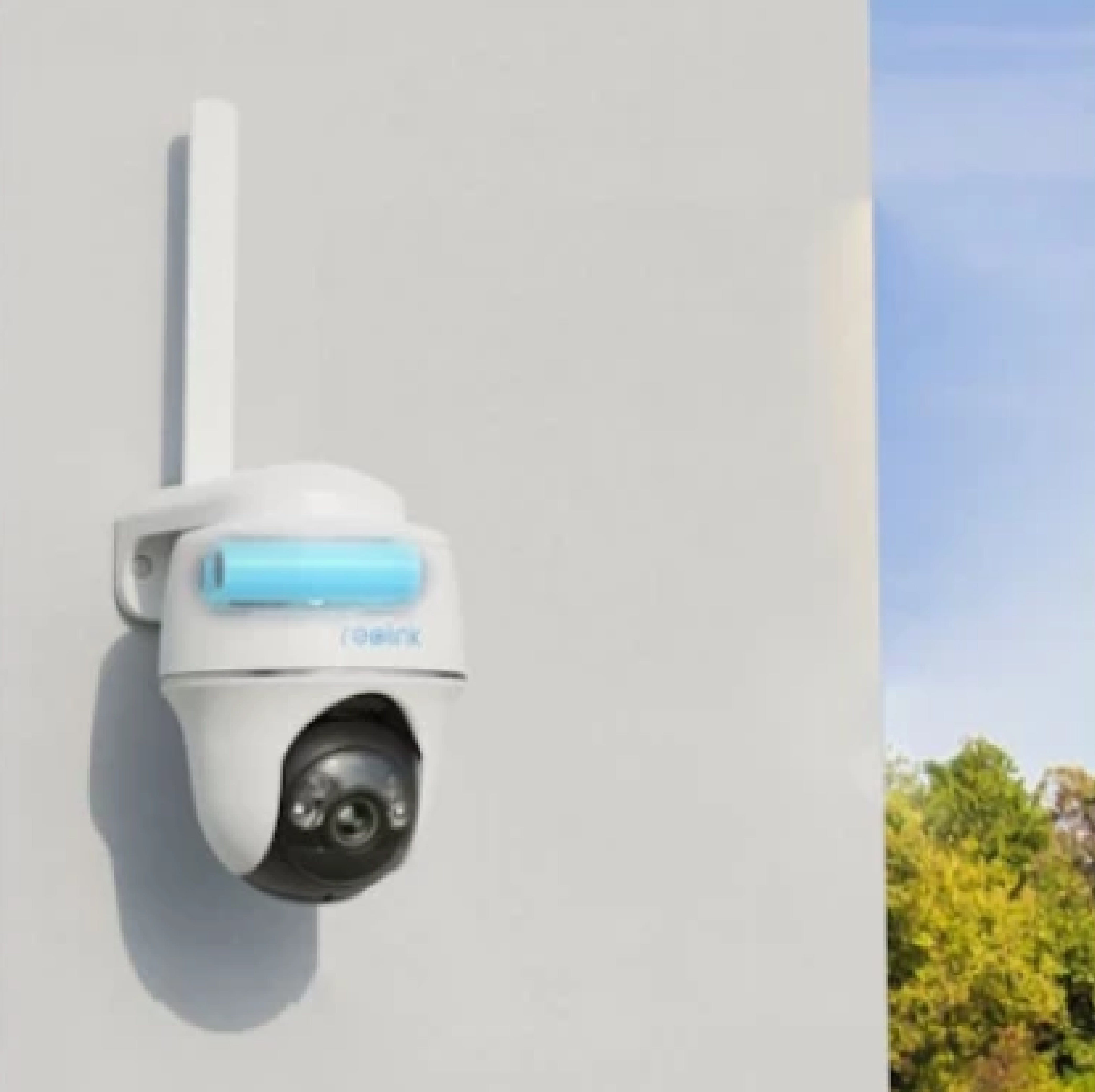 A Reolink Go Series G430 é uma câmara IP sem fios, com resolução de 4 megapixels, equipada com visão noturna, deteção de movimento inteligente e comunicação por áudio bidirecional. Funciona através de uma bateria recarregável e liga-se a redes móveis 4G/LTE, sendo perfeita para vigilância constante, tanto no interior como no exterior.