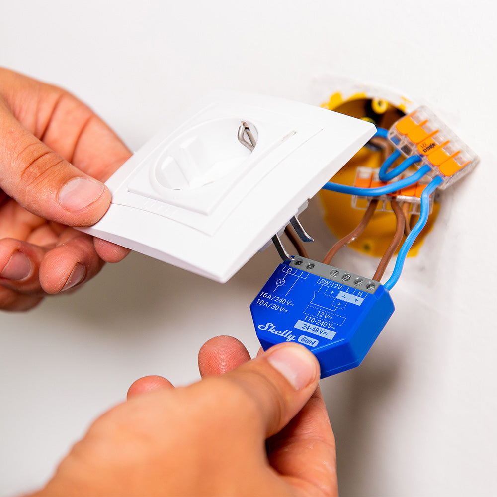 Shelly 1 Gen4 é um módulo inteligente versátil para controlo remoto de interruptores ou portões de garagem, com WiFi, Bluetooth e Zigbee.