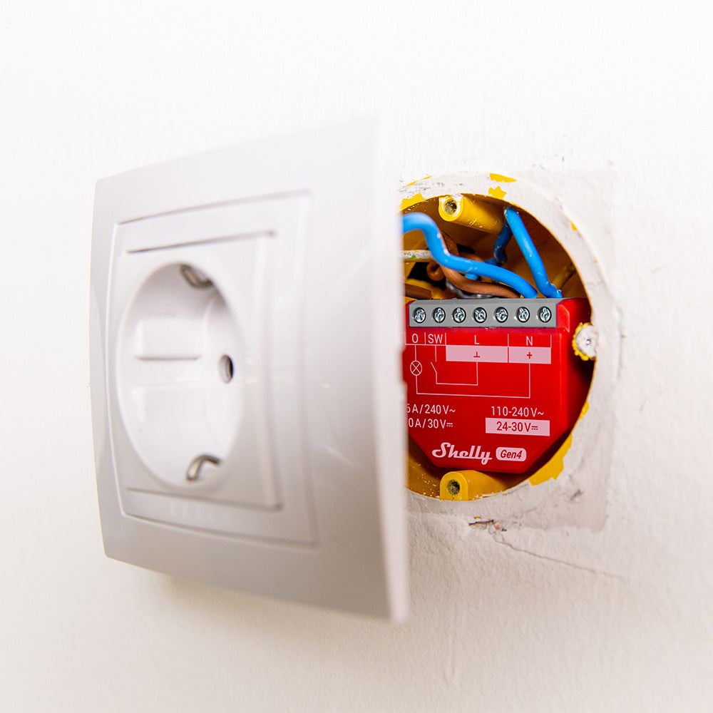 Shelly 1PM Gen4 é um módulo inteligente versátil para controlo remoto de interruptores ou portões de garagem, com WiFi, Bluetooth e Zigbee.