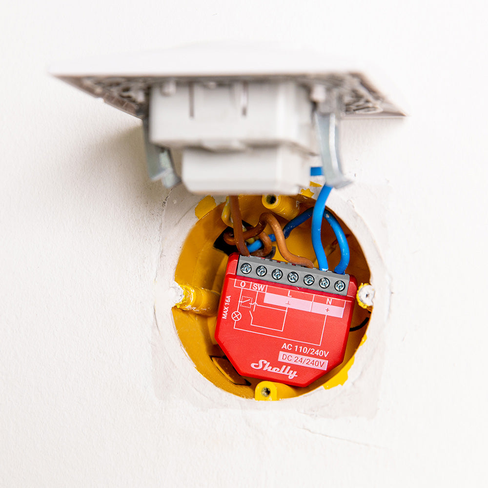 Shelly 1PM Gen4 é um módulo inteligente versátil para controlo remoto de interruptores ou portões de garagem, com WiFi, Bluetooth e Zigbee.