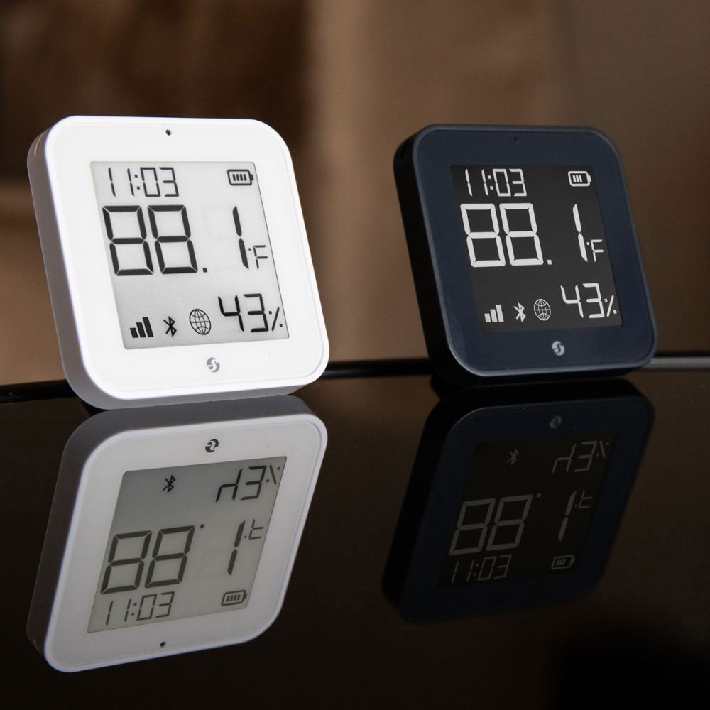 Shelly BLU H&T Display ZB Noir — deux capteurs sur une surface sombre et brillante avec effet de reflet