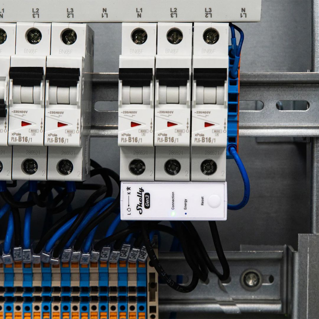 Medidor trifásico Shelly com Wi-Fi e TC’s de 63A, ideal para monitorização local ou remota.