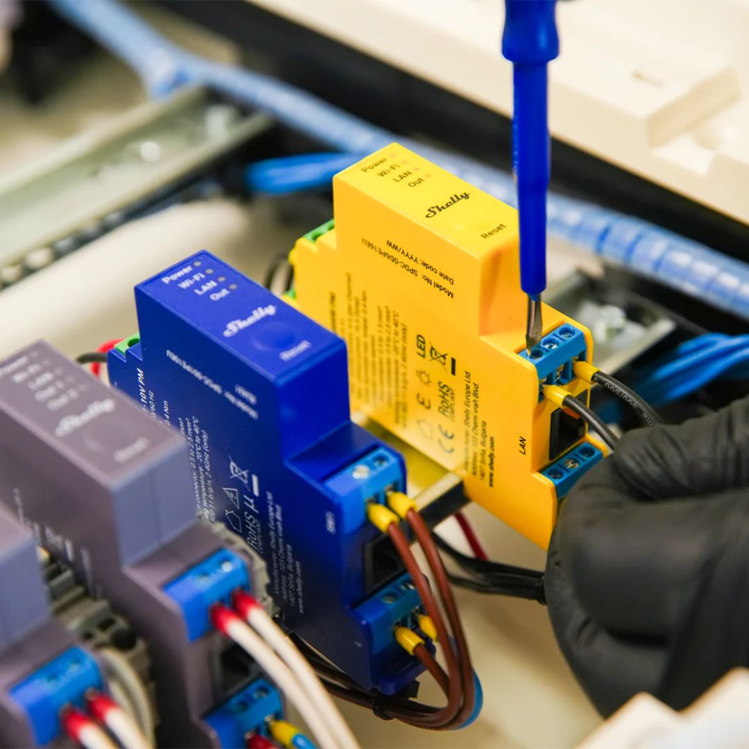 Controlador de 5 canais RGBWW com LAN, Wi-Fi e Bluetooth, monitorização de energia, scripting local e montagem em calha DIN.