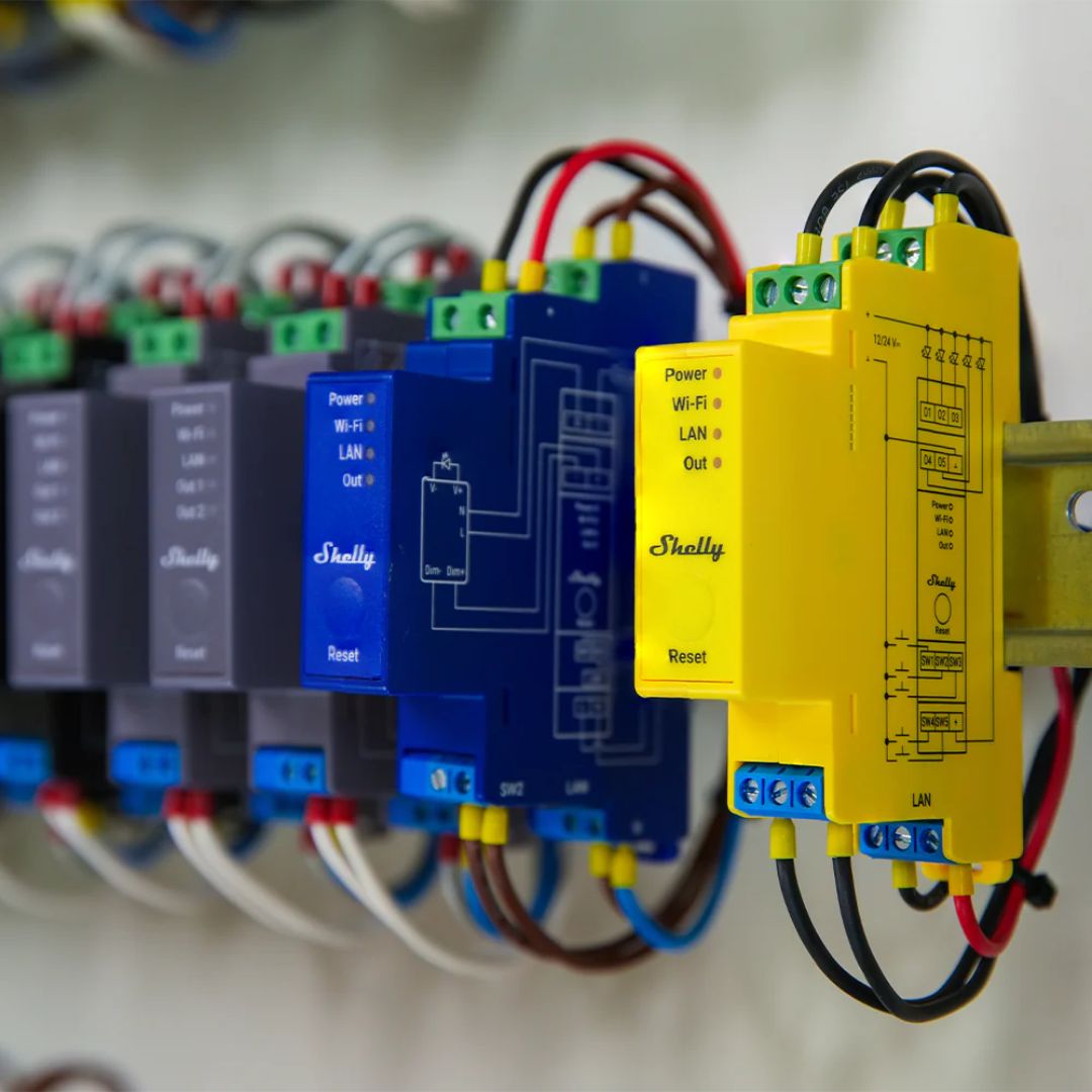 Controlador de 5 canais RGBWW com LAN, Wi-Fi e Bluetooth, monitorização de energia, scripting local e montagem em calha DIN.