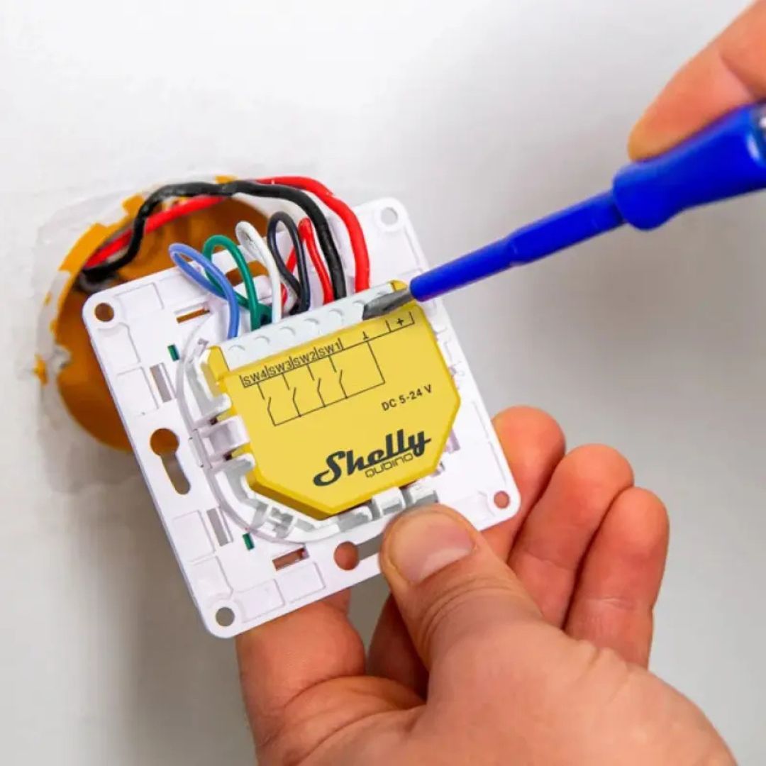 Controla os teus cenários de automação Z-Wave™ com este módulo de 4 entradas, ativando dispositivos e ações com um simples toque num botão.