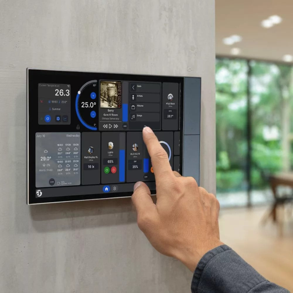O Shelly Wall Display XL é um painel de controlo inteligente com ecrã tátil de 10,1 polegadas, projetado para reunir a gestão de todos os dispositivos Shelly e automatizações da sua casa ou empresa num único ponto. Com quatro botões totalmente personalizáveis e um relé integrado, permite controlar luzes, climatização, estores e outros aparelhos elétricos de forma rápida e prática.
