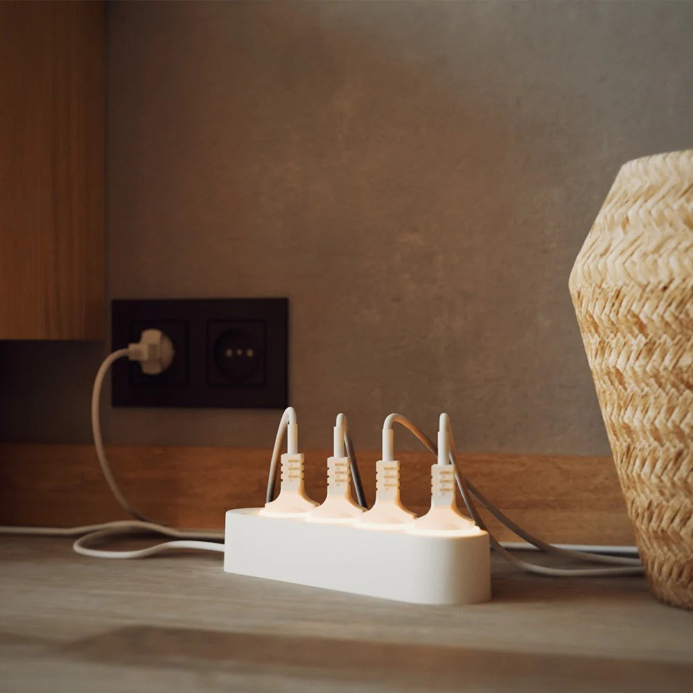 A Shelly Power Strip 4 Gen4 é uma régua inteligente de nova geração, criada para oferecer controlo total e monitorização independente de até quatro equipamentos elétricos. Compacta, moderna e altamente versátil, combina conectividade Wi-Fi, Bluetooth, Zigbee e Matter, permitindo integração perfeita com Apple HomeKit, Google Home, Alexa, SmartThings e plataformas de domótica como Home Assistant.