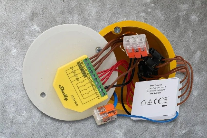 O Shelly 4-Channel Decoupler 230V é um módulo compacto que permite acionar sinais de corrente contínua (DC) a partir de entradas de 230 V AC. Ideal para automatizações residenciais, retrofits e integração com sistemas Shelly, garante isolamento elétrico completo, proteção contra picos de tensão e acionamento seguro de até quatro canais independentes.