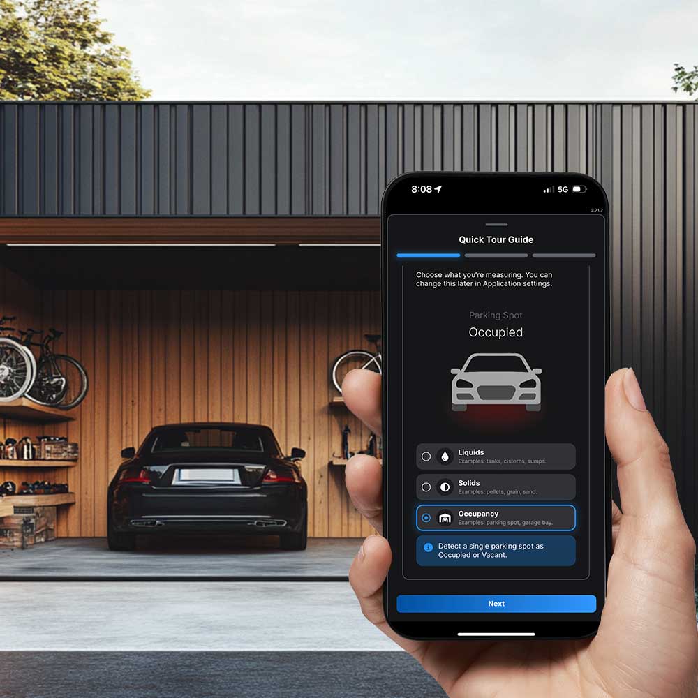 O Shelly BLU Distance é um sensor Bluetooth inteligente alimentado por bateria, equipado com tecnologia ultrassônica para medições precisas de distância e nível, incluindo líquidos e sólidos.