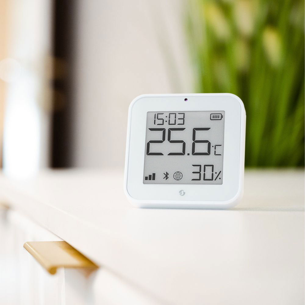 Shelly BLU H&T Display ZB Branco num espaço interior