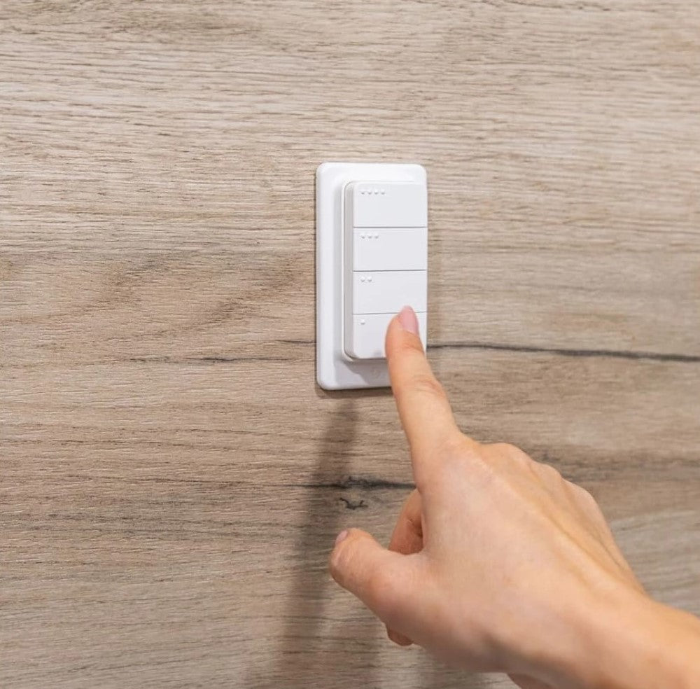 El Shelly BLU RC Button 4 ZB es un mando a distancia inteligente y inalámbrico, equipado con cuatro botones programables, diseñado para activar escenas, automatizaciones y dispositivos de forma rápida e intuitiva.