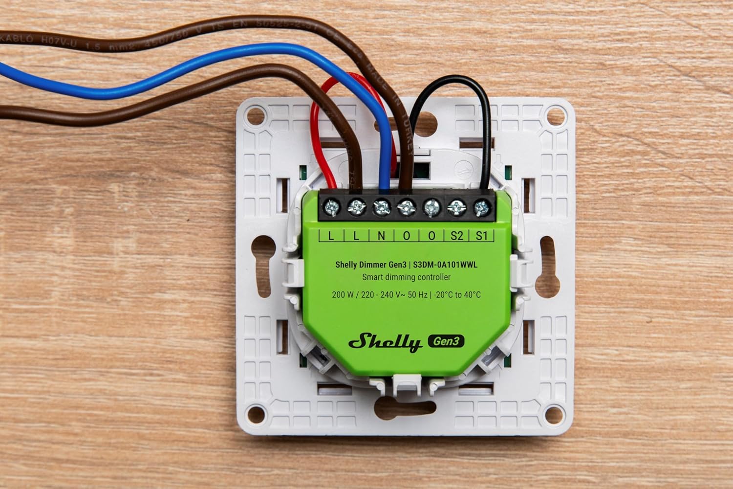 O Shelly Dimmer Gen3 é um módulo inteligente desenvolvido para ajustar com precisão a intensidade da iluminação, mesmo em instalações que não possuem fio neutro.