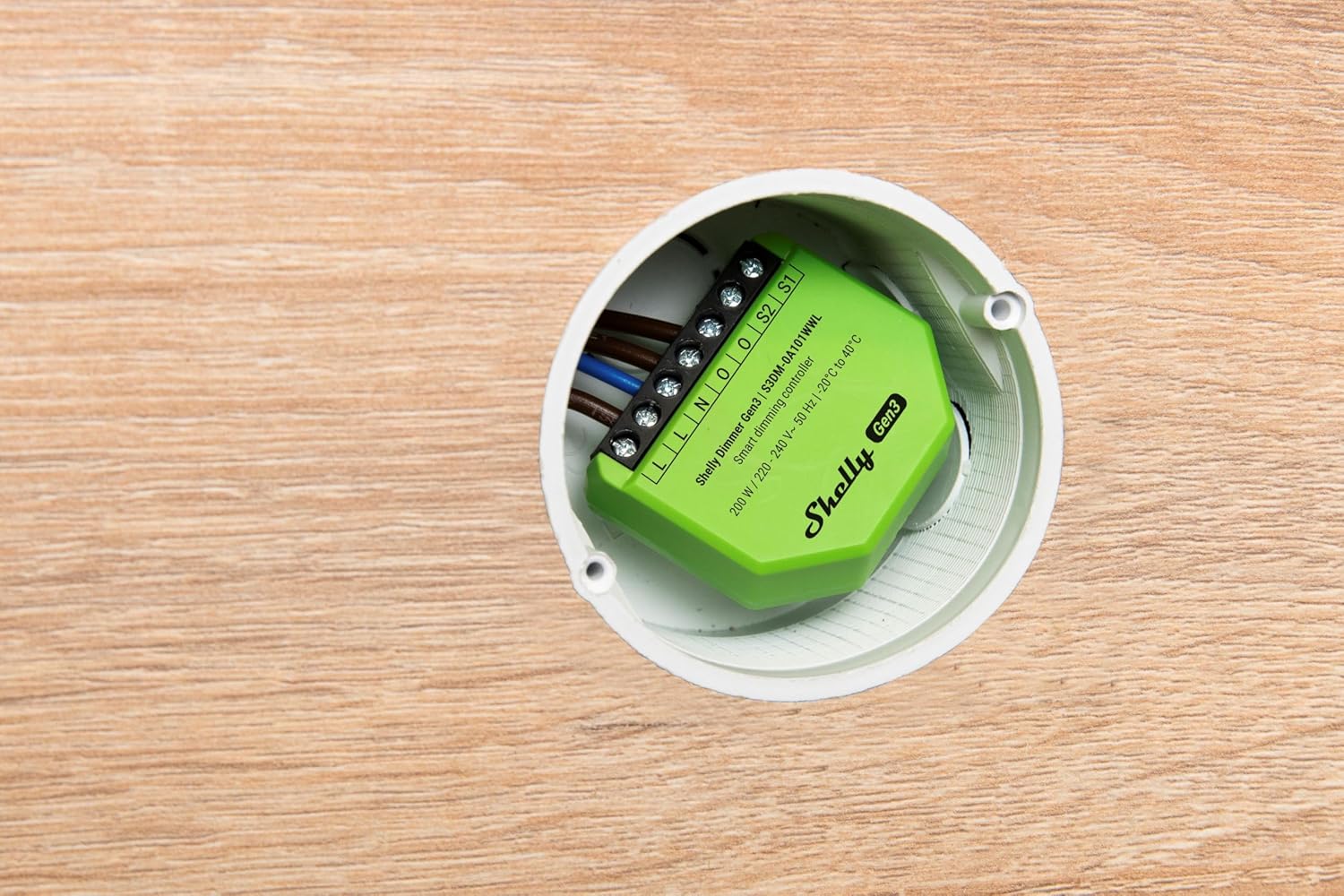 O Shelly Dimmer Gen3 é um módulo inteligente desenvolvido para ajustar com precisão a intensidade da iluminação, mesmo em instalações que não possuem fio neutro.