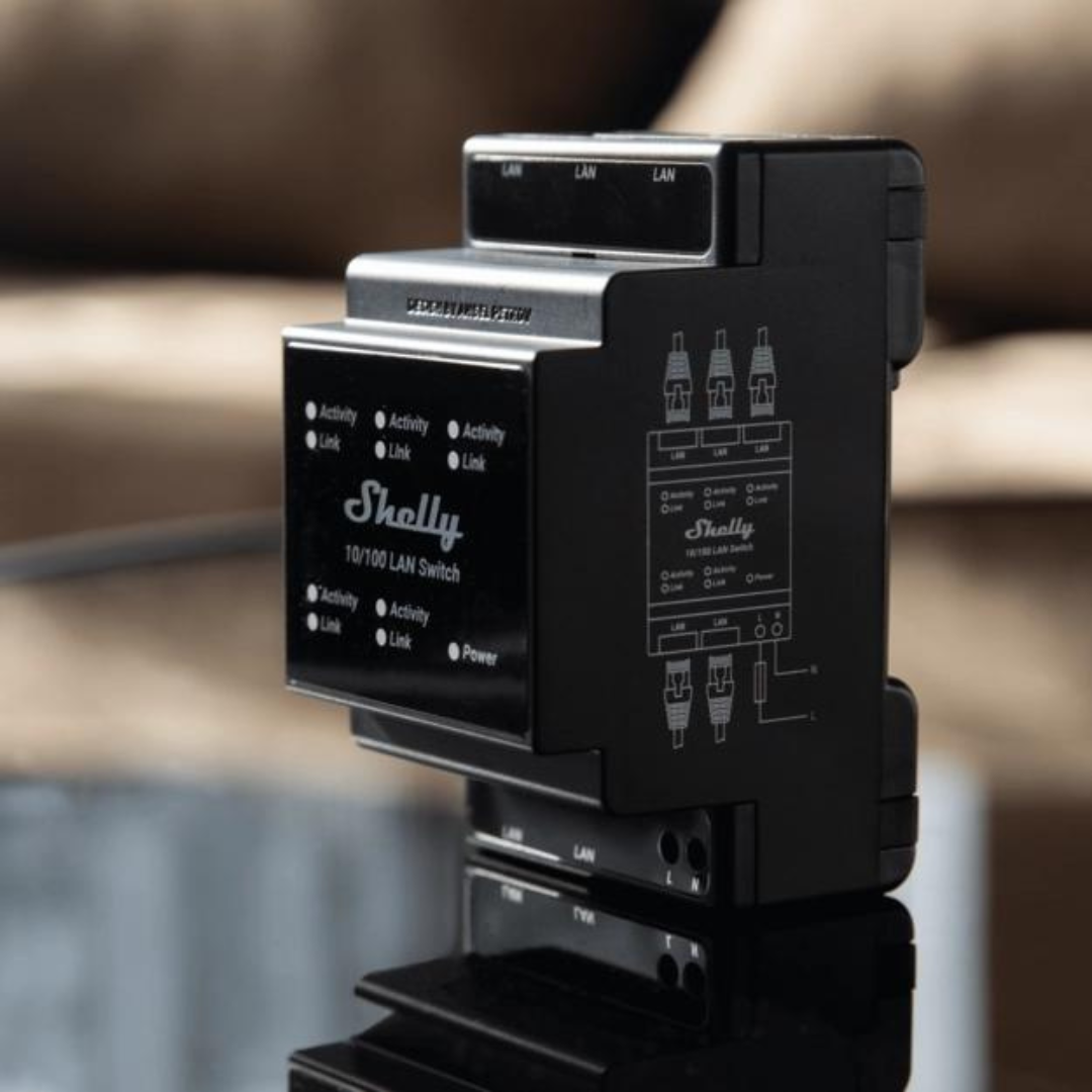Shelly LAN Switch de 5 portas: Design moderno e encaixe perfeito em quadro de eletricidade.
