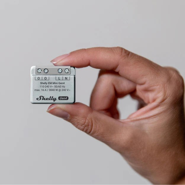 O Shelly EM Mini Gen4 é um medidor de energia compacto, de última geração, projetado para monitorizar com precisão o consumo elétrico até 16 A. Com suporte a múltiplos protocolos e integração total com plataformas de domótica, este dispositivo oferece controlo avançado do consumo energético em residências e ambientes profissionais.