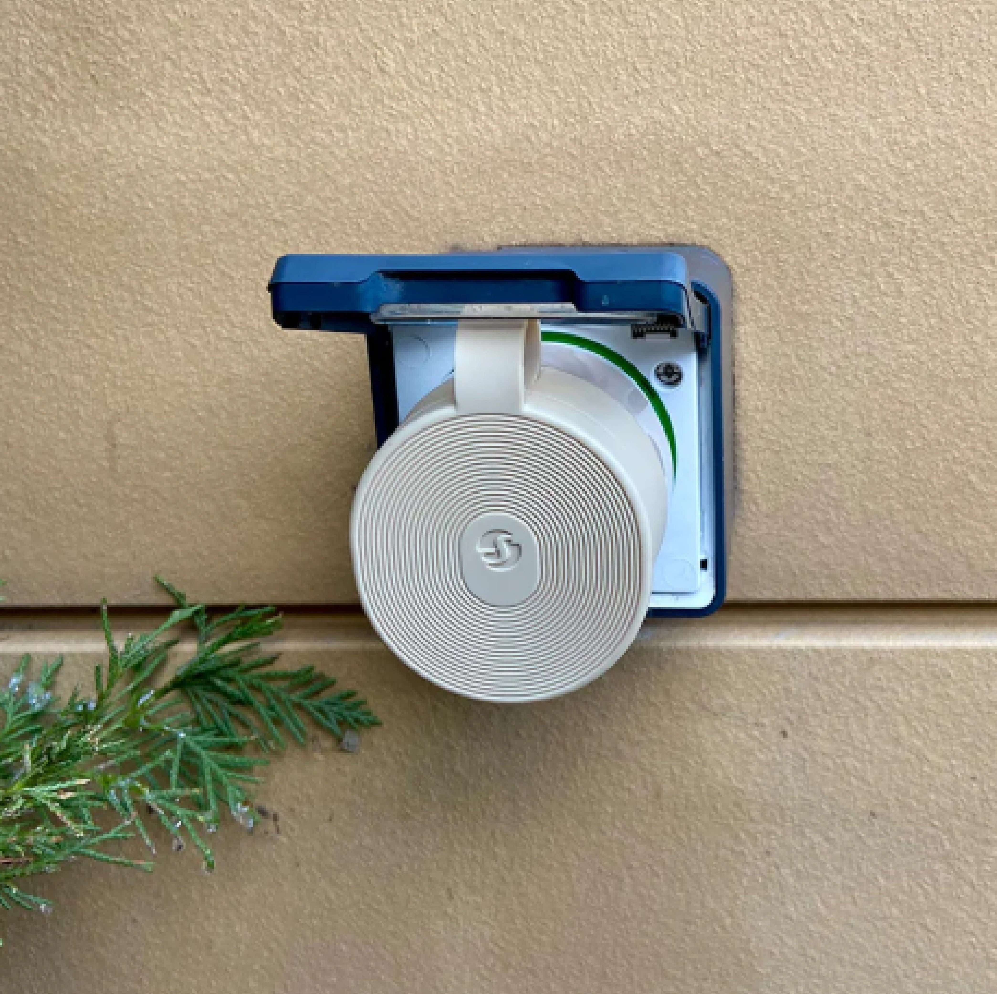 O Shelly Outdoor Plug S Gen3 é um plugue inteligente compatível com Matter e Wi-Fi, oferecendo controlo remoto, monitoramento de energia e LEDs multicoloridos.