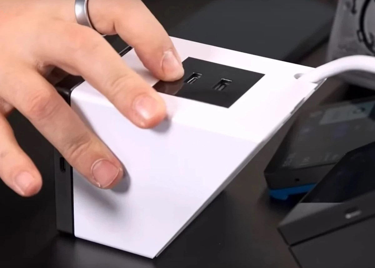 O Shelly USB Charger for Wall Display Stand é um módulo de alimentação compacto e eficiente, desenvolvido para fornecer carregamento direto e fiável a partir do suporte dos Shelly Wall Displays. Concebido para uma integração discreta, instala-se na parte traseira do suporte, mantendo a instalação limpa e organizada.