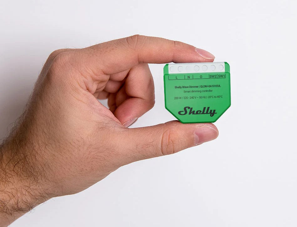 O Shelly Wave Dimmer LR é um controlador inteligente de iluminação regulável até 200 W, compatível com Z-Wave Plus e Z-Wave Long Range. Permite instalação com ou sem fio neutro (bypass para cargas <5 W) e oferece medições em tempo real de potência, energia, corrente e tensão.