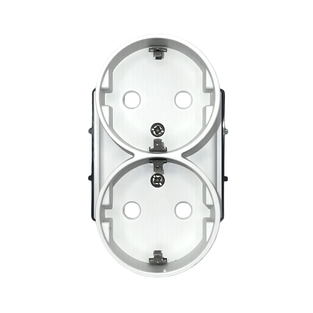 O Módulo Tomada Dupla 2 em 1 da nossa linha Vpro é a solução ideal para quem precisa de duplicar os pontos de energia sem realizar obras. Com um design compacto e moderno, permite converter uma única caixa de aparelhagem standard em duas tomadas funcionais.