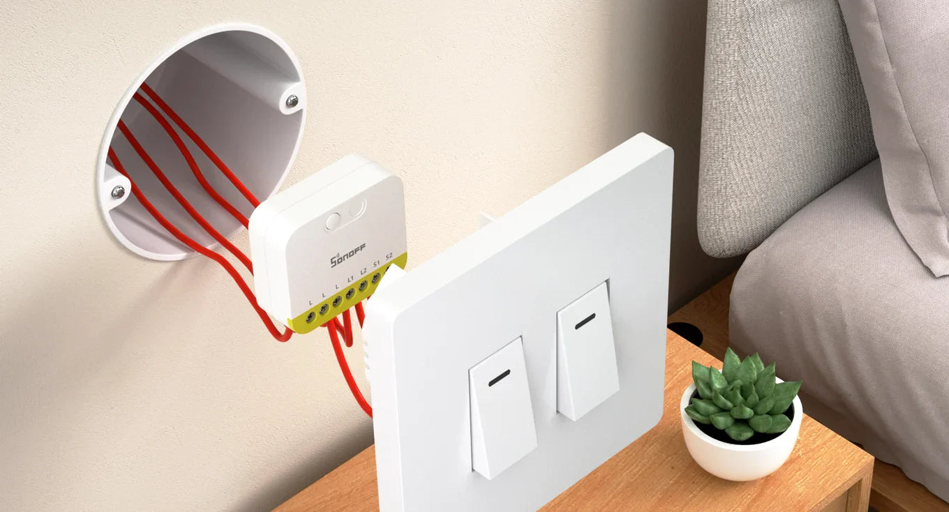 O Sonoff MINI-ZB2GS-L é um módulo inteligente ultracompacto de dois canais, concebido para modernizar instalações elétricas sem necessidade de fio neutro.