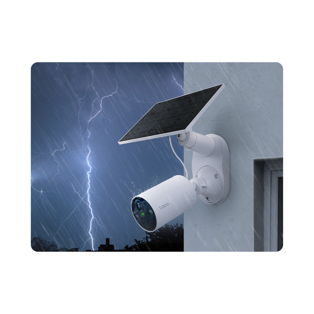 A câmara TP-Link Tapo TC82KIT é ideal para exterior, com certificação IP65 e imagem 2K 3MP (2304 x 1296 px). Oferece visão noturna a cores com sensor Starlight e lente F1.65, garantindo nitidez mesmo com pouca luz.