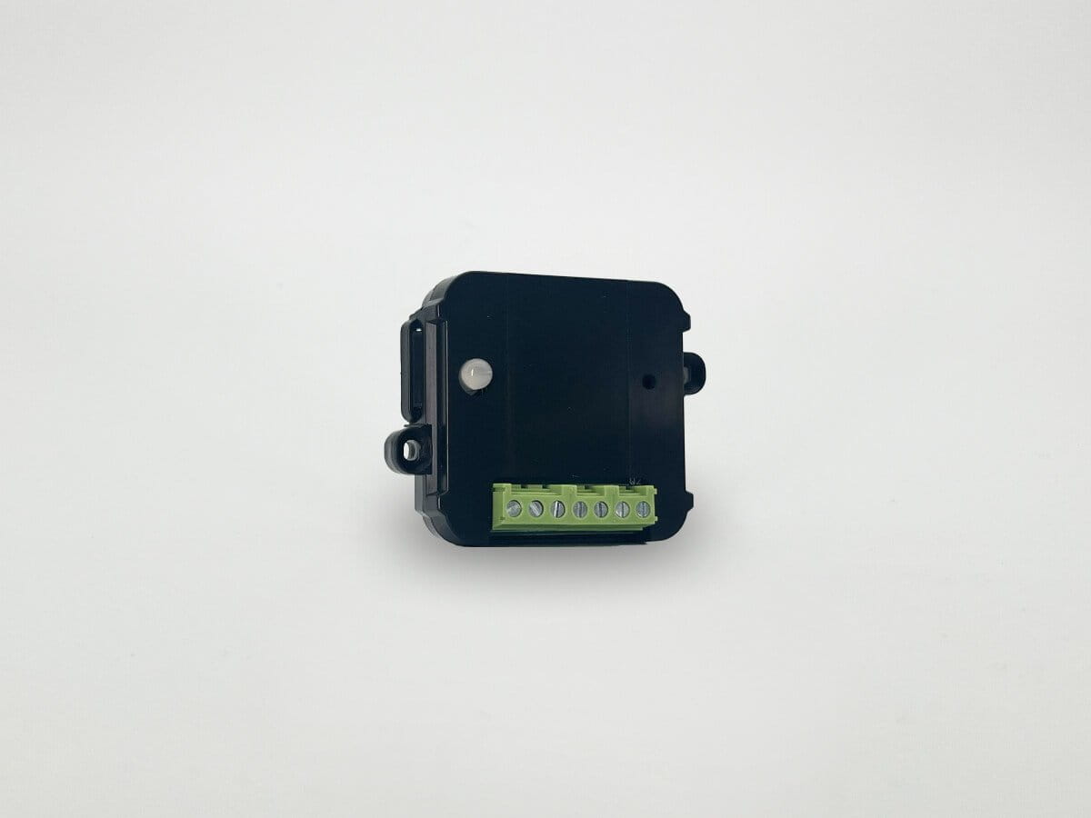 Controla a tua fechadura inteligente Tedee através de soluções eletrónicas com fio. O módulo Tedee Contato Seco, permite integrar as fechaduras Tedee GO2, Tedee GO e Tedee PRO com interruptores, alarmes, sistemas com fios já existentes e plataformas locais de automação residencial — incluindo KNX.