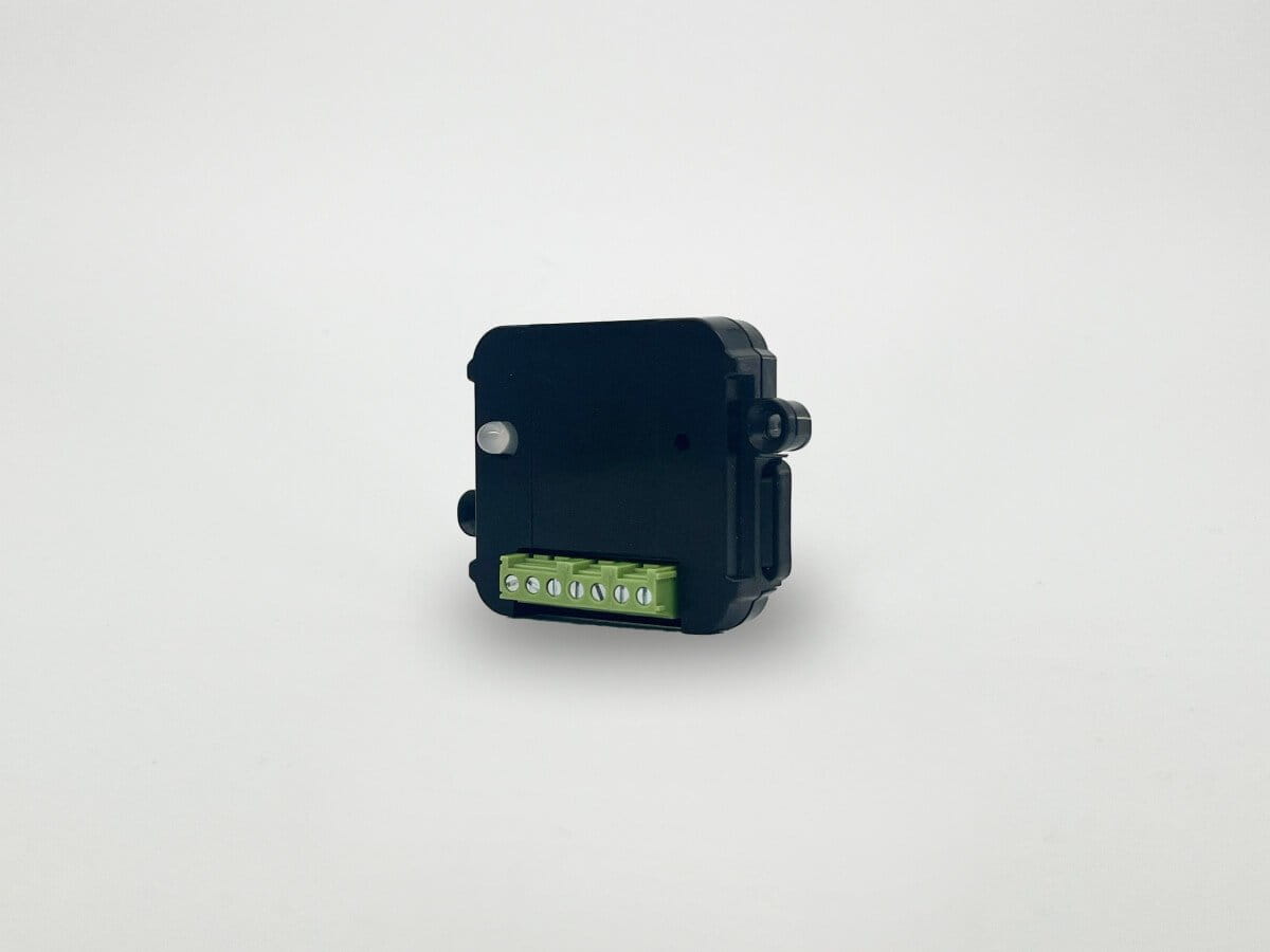 Controle a tua fechadura inteligente Tedee através de soluções eletrónicas com fio. O módulo Tedee Contato Seco, permite integrar as fechaduras Tedee GO2, Tedee GO e Tedee PRO com interruptores, alarmes, sistemas com fios já existentes e plataformas locais de automação residencial — incluindo KNX.