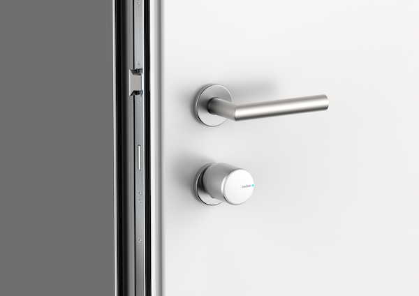 Transforma a tua porta numa entrada inteligente com a fechadura Tedee Pro, uma solução moderna, segura e discreta que facilita o teu dia a dia.