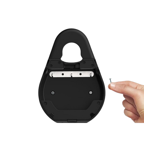 O cadeado inteligente tem um tamanho especial que um parafuso ao seu lado se torna minúsculo.