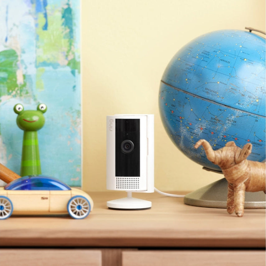 Câmara de Segurança Interior da RING que oferece alta resolução, segurança eficaz e monitorização em tempo real para instalações interiores.