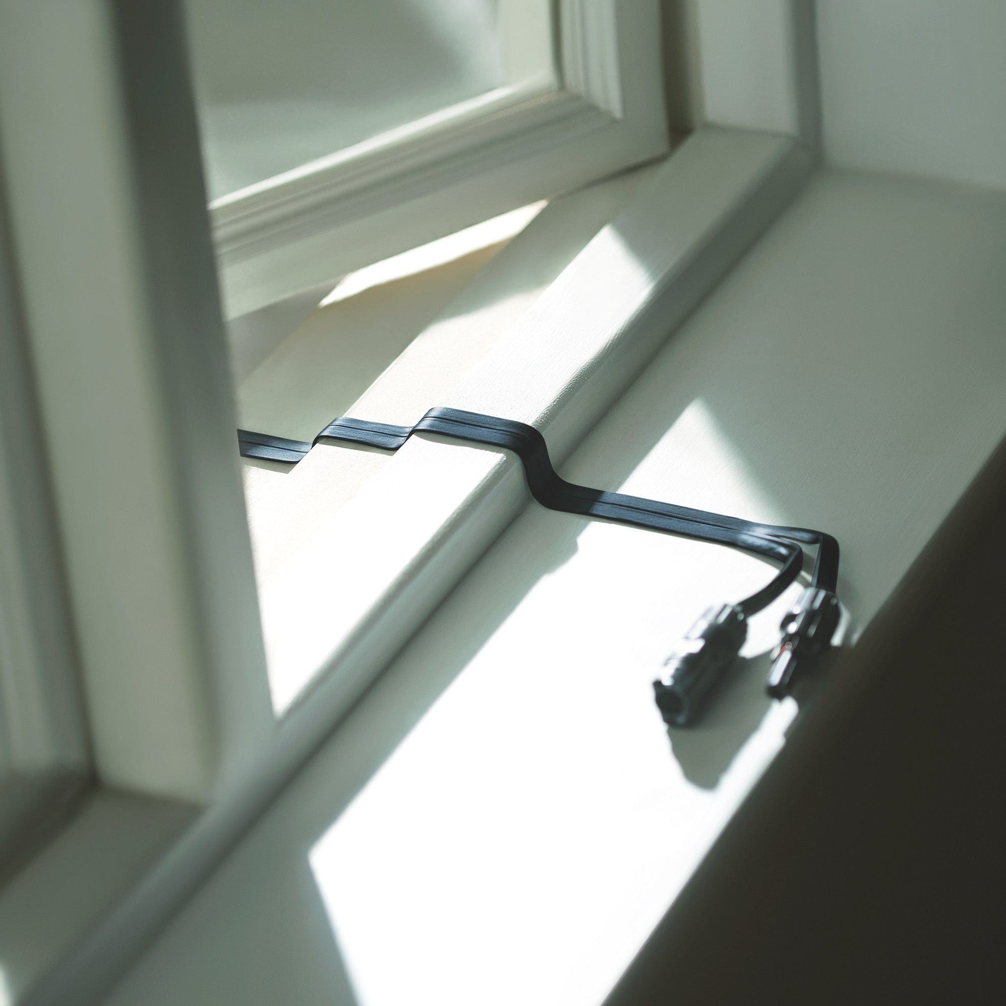 O EcoFlow Super Flat Cable é um cabo plano MC4 para painéis solares, tão fino que pode ser colocado sob uma porta, numa janela ou numa portada, sem necessitar de fazer furos.