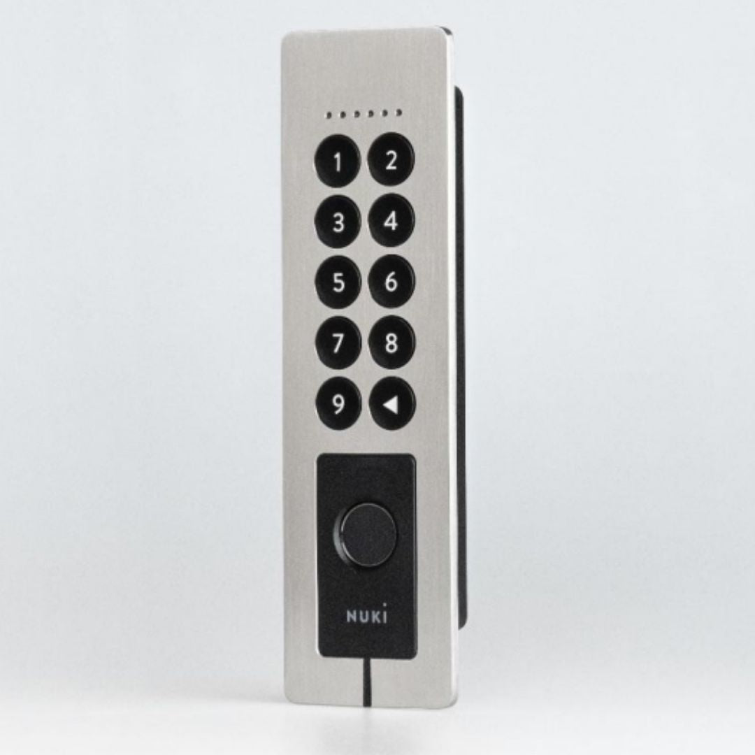 Conheça o Nuki Keypad 2 Pro, um dispositivo de controlo de acesso feito para abrir tua porta de forma rápida e segura, permitindo a utilização de impressões digitais ou de códigos de acesso.