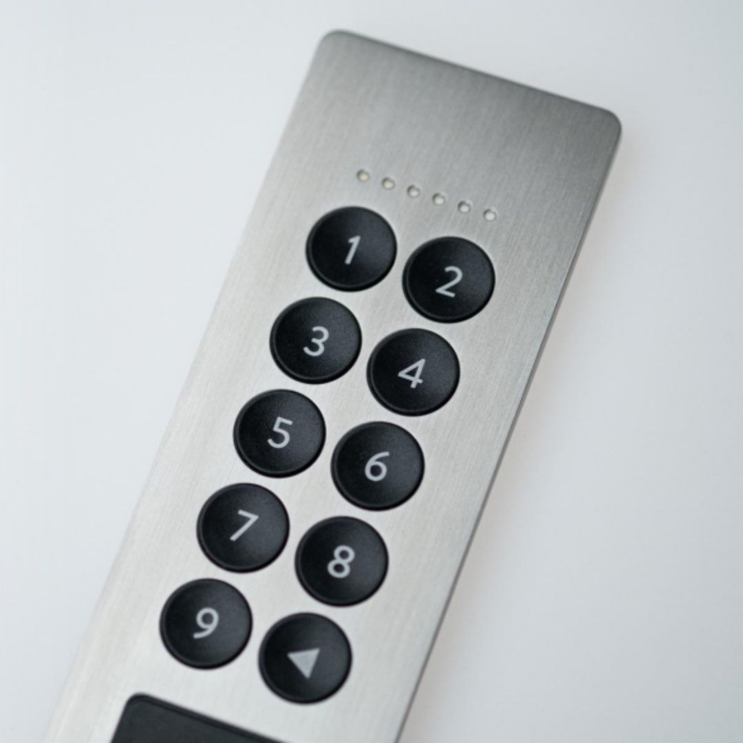 Conheça o Nuki Keypad 2 Pro, um dispositivo de controlo de acesso feito para abrir tua porta de forma rápida e segura, permitindo a utilização de impressões digitais ou de códigos de acesso.