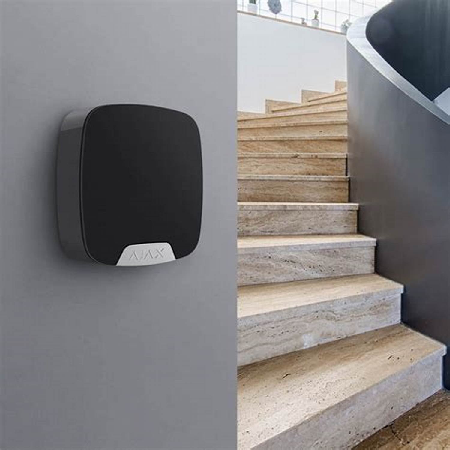 A Sirene para Interior Ajax HomeSiren em preto é uma potente sirene de 97dB que reforça a segurança do sistema de alarme Ajax, com fácil integração.