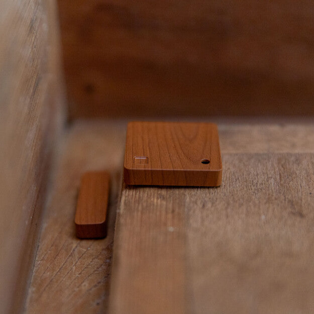 Shelly BLU Sensor inteligente de porta/janela Bluetooth Castanho: Suporta funcionalidades de script para automações avançadas.