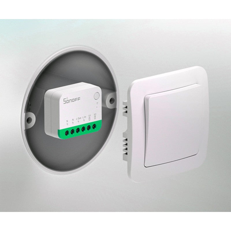 O módulo WiFi SONOFF MINIR4M foi concebido para se integrar de forma inteligente em residências, sendo compatível com assistentes virtuais como Alexa e Google Home para facilitar o controlo por voz.