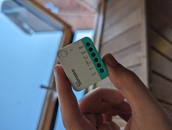 O módulo WiFi SONOFF MINIR4M foi concebido para se integrar de forma inteligente em residências, sendo compatível com assistentes virtuais como Alexa e Google Home para facilitar o controlo por voz.