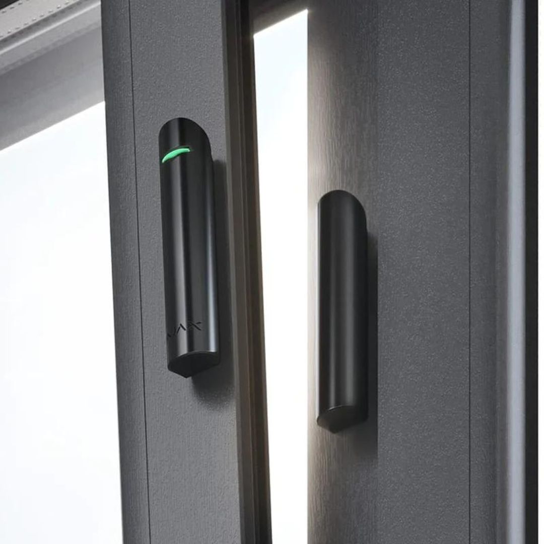 Conheça o Sensor de Abertura/Fecho da Ajax, uma solução de segurança (SADIR) da marca Ajax, projetada para portas e janelas, com capacidade de detetar vibrações.