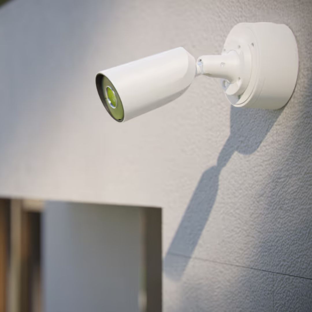 Ajax Aluminiumgehäuse zum Anschluss von Kabeln von IP-Kameras, mit IP66-Schutz und praktischer Montage an Wand oder Decke.