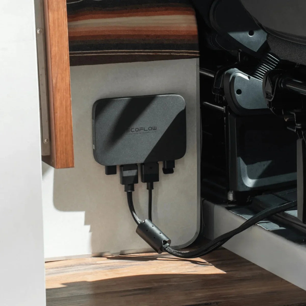 O Carregador de Alternador EcoFlow 500W permite recarregar rapidamente a tua estação de energia enquanto conduzes, aproveitando a energia excedente gerada pelo teu veículo. Com um conversor DC-DC integrado, garante carregamento seguro e eficiente, recuperando energia para a tua estação Ecoflow de forma prática e confiável.