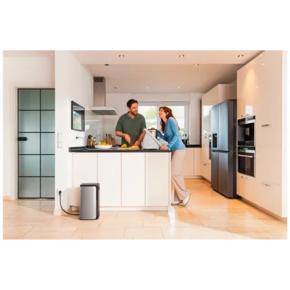 Com a bateria de armazenamento EcoFlow Stream AC, podes guardar o excedente de energia solar de forma eficiente e utilizá-lo sempre que necessitares. Estão disponíveis duas versões: a Stream AC, ideal para armazenar a energia solar produzida durante o dia e utilizá-la em casa à noite — embora funcione apenas quando ligada à rede elétrica. Já a Stream AC Pro permite alimentar dispositivos mesmo sem ligação à rede, seja durante falhas de energia ou em locais sem fornecimento elétrico. Assim, torna-se a escolh